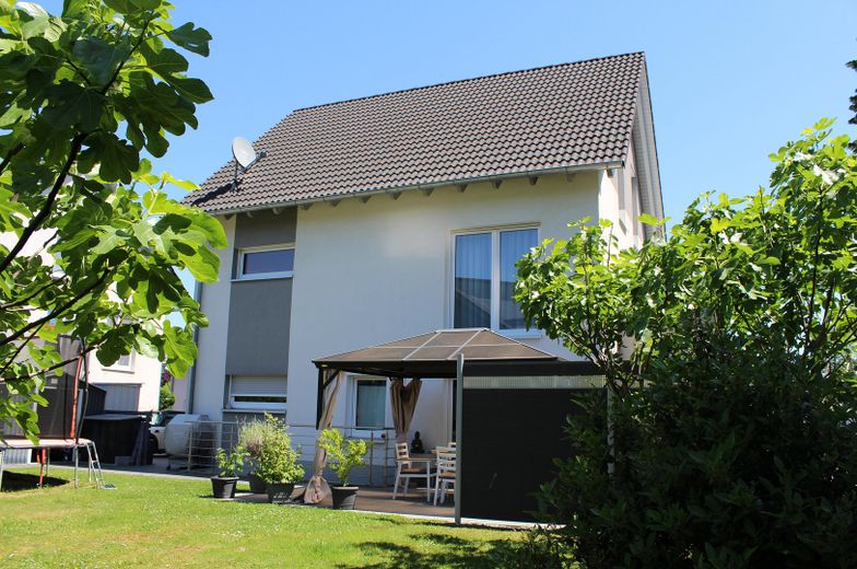 Energieeffizientes Mehrgenerationen-/Zweifamilienhaus mit Garten in ruhiger Ortsrandlage – Foto 1
