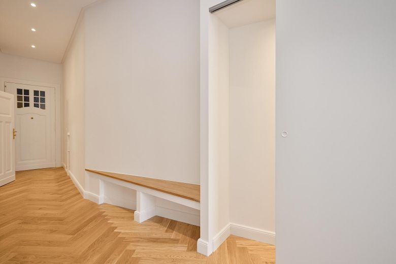 Friedenau: Vivienda antigua de 3 habitaciones para primera ocupación con balcón, ducha y bañera exenta, sin comisión – Flur mit Bank und Schrank
