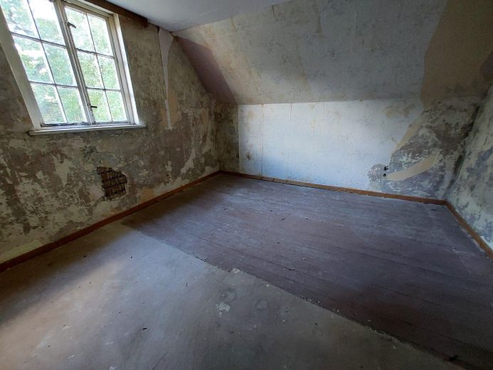 Einfamilienhaus/Zweifamilienhaus Sanierungsbedürftig oder Abriss – Zimmer