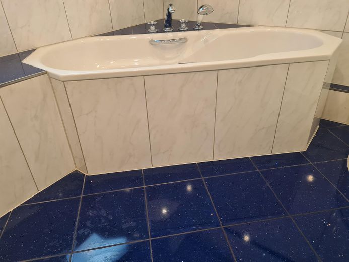 Schöne helle 4 Zimmerwohnung – Bad Badewanne