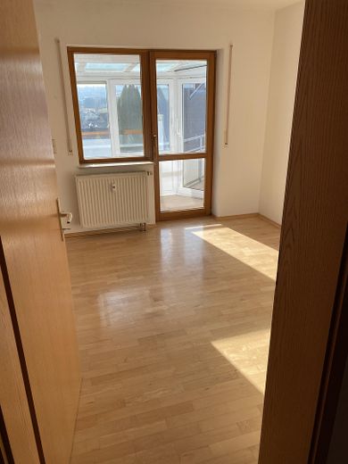 Ki. Zimmer zum Balkon