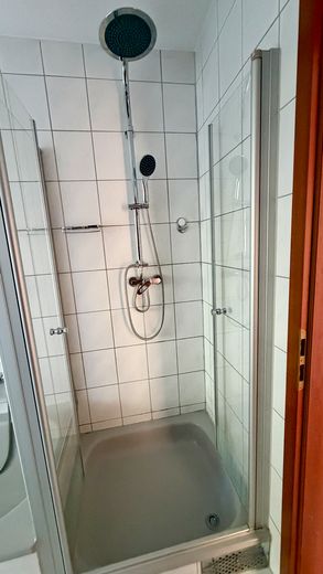 Schöne 3-Zimmer DG Wohnung mit modernisierter Küche und Balkon – Dusche im Badezimmer