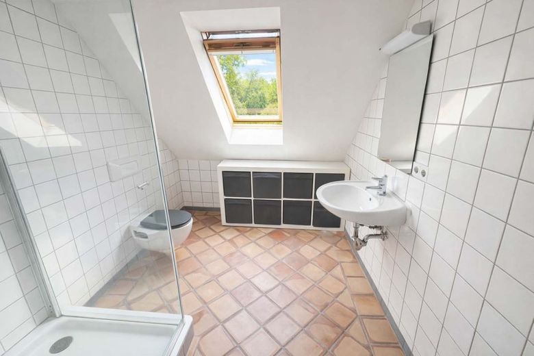DACHGESCHOSS - MAISSONETTE IN ZWEIFAMILIENHAUS MIT GARTENANTEIL – Zweites Bad im Dachgeschoss