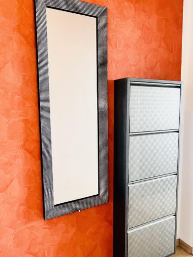 Erbpacht! Von Privat! Ohne Provision! Möbliertes Apartment m. Balkon inkl. TG-Platz, ab sofort – gr. Schuhkipper u. Wandspiegel