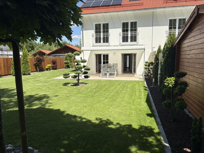 Exklusive Plus-Energie-Doppelhaushälfte in einzigartiger Waldrandlage – Doppelhaushälfte Westseite