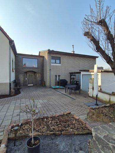 Partially renovated 6-room semi-detached house – Außenansicht