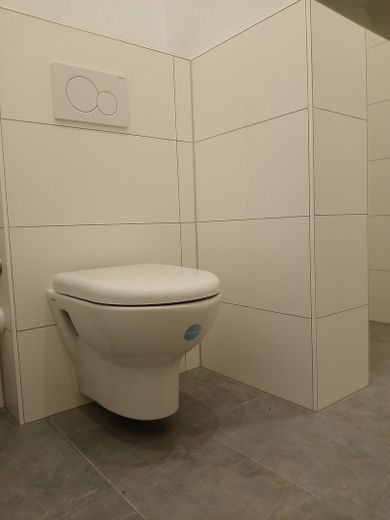 غرفة مشرقة في شقة مشتركة من 3 أشخاص مع مطبخ مدمج جديد وتراس – WC im Bad