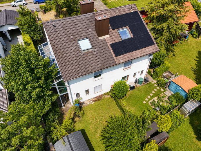 Familienglück im Grünen! Charmante Doppelhaushälfte in Forstenried mit Schwimmbad! – Foto 1