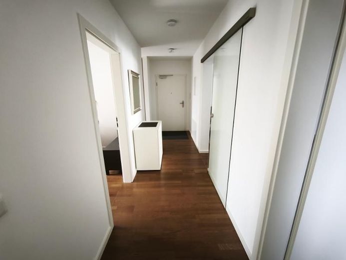 3 Zi. Wohnung (möbliert) im EG mit Terrasse, Carport und Stellplatz – Diele Bild 2