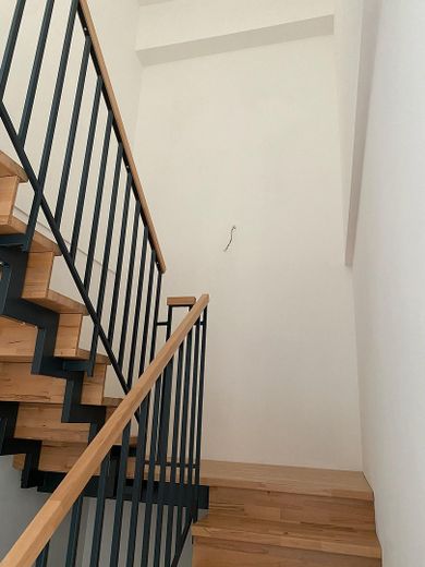 Lichtdurchflutete Neubau 3,5-Zimmer Maisonettewohnung: Loft-Charakter in zentraler Lage – Treppe im Industriestil