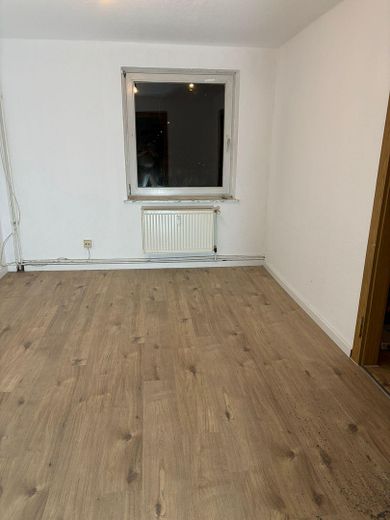 Faktor 16,67 - Dach des MFHs neu - Wohnung renoviert - seltene Chance! – Wohnzimmer