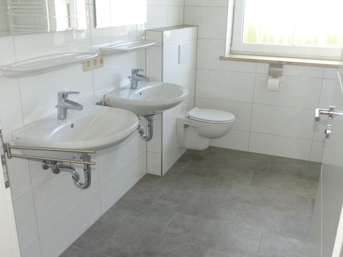 Nun noch Günstiger  Traum- Eigentumswohnung, EG, 5 Zimmer, 2 Bäder, Terrasse,  Garten, Einzelgarage, – 1. Bad