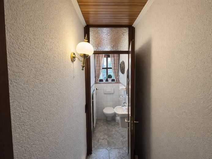Einfamilienhaus mit ca. 325 m² Wohn- und Nutzfläche in ruhiger Wohnlage von Trittau – EG Gäste WC