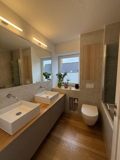 Haus im Haus - Helle moderne Maisonettewohnung in Top-Lage mit TG-Stellplatz – Bad im 3. OG