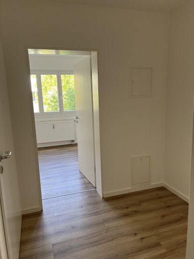 Frisch renovierte 2-Zimmer-Wohnung mit neuer Einbauküche und Balkon in Sendling-Westpark – Flur