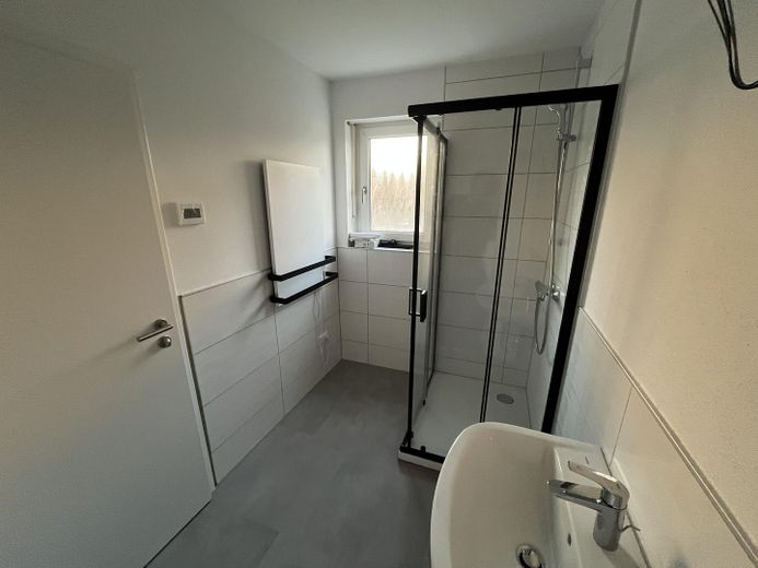 Hochwertig renoviertes Zweifamilienhaus – Badezimmer