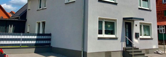 Wolnostojący dom jednorodzinny z ogrodem, garażem dwustanowiskowym i wiatą garażową