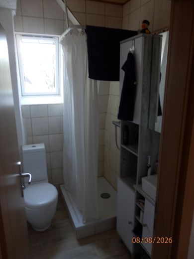 modernisierte Doppelhaushelfte mit zwei Wohnungen auf 403,50 qm Grundstück mit Garage – WC mit Dusche Obergeschoß
