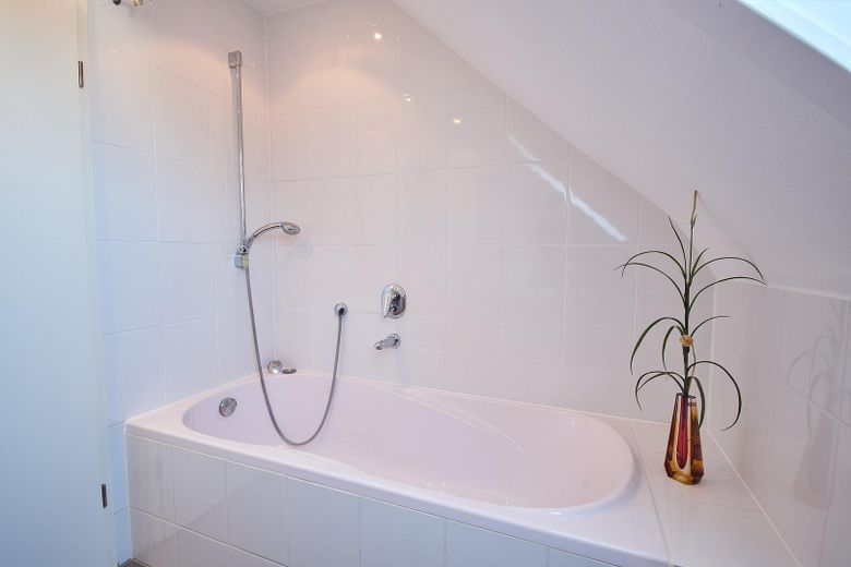 Gepflegte 4,5-Zimmerwohnung mit Stellplatz! !Provisionsfrei! – Badezimmer Wanne