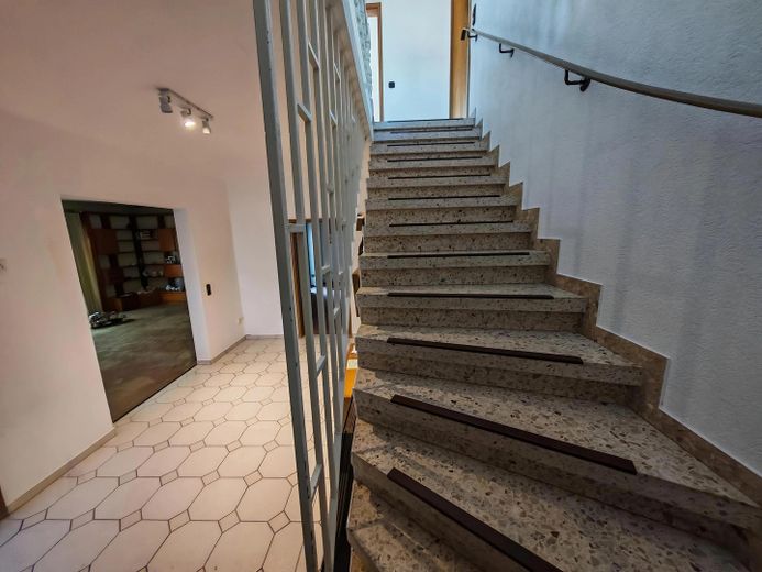 Raumwunder mit Einliegerwohnung & Doppelgarage - provisionsfrei - Erbpacht – Flur Haupthaus