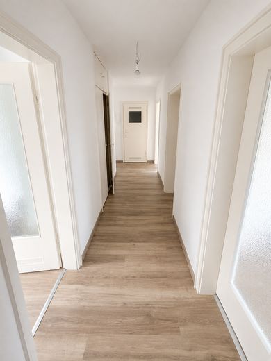 4 habitaciones, balcón, sótano: renovado y listo para entrar | sin comisión – Flur
