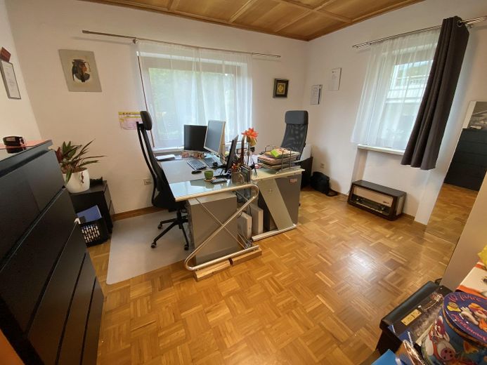Maison individuelle avec appartement indépendant et vue dégagée *sans commission* – Schlafzimmer od. Büro UG