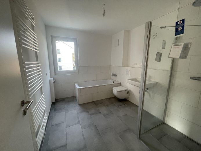 Bad mit Dusche und Badewanne