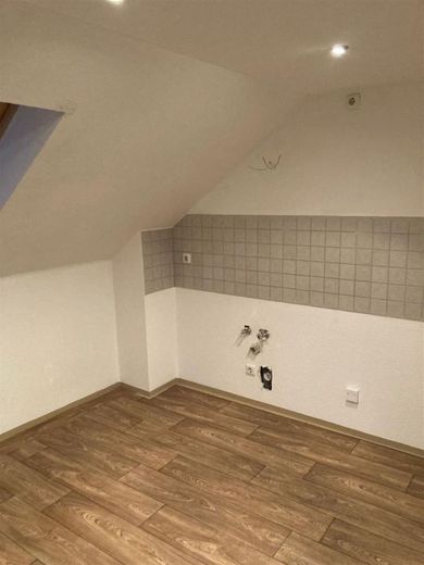 Gemütliche DG 2-Zimmer mit Einbauküche, Laminat, Wannenbad und Balkon in guter Lage! – PHOTO-2021-11-12-10-05-51_6