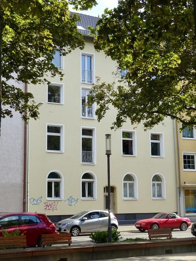 2-Zimmer-Dachgeschosswohnung mit Garten im Gallusviertel – Hausansicht von der Straße