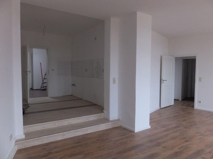 Großzügiger Altbaucharme in zentraler Lage – 4‑Raum‑Wohnung mit besonderem Grundriss – Blick Wohnzimmer zur Küche