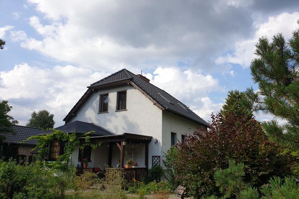Affascinante casa di campagna con cantina abitabile, ampio giardino, laboratorio, due verande, stalla per hobby