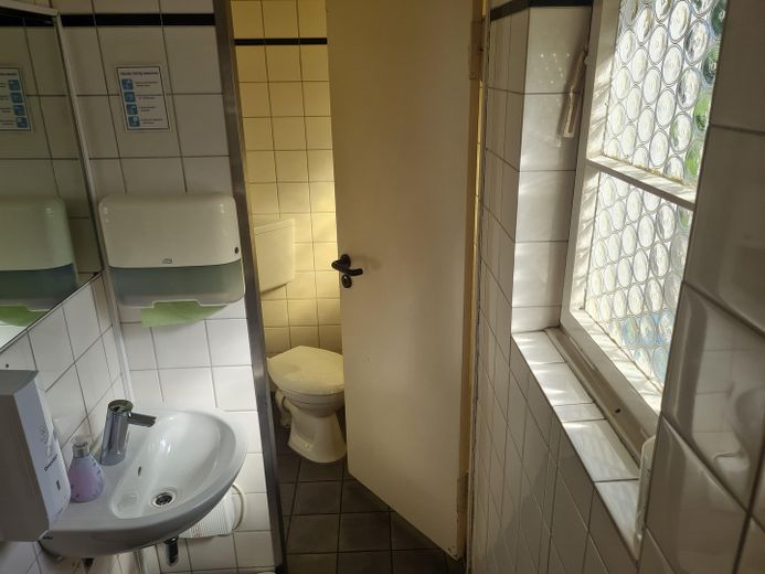 Historisches Fachwerk-Ensemble (Haupthaus + Nebengebäude + 2 Garagen) – WC Gaststätte