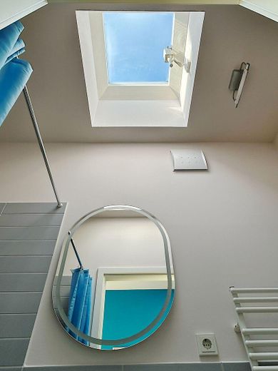 Penthouse exclusif dans le quartier belge – Un logement meublé avec style, calme et lumière – Gäste-WC mit Dusche