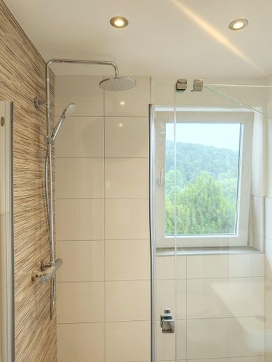 Neues Bad mit Regendusche