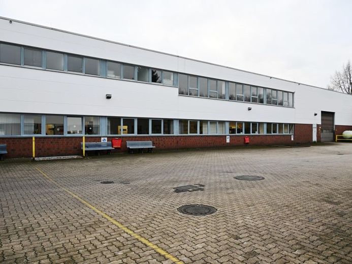 Gewerbepark mit Hallen, Büros, Sozialräumen, Freifläche und 3 Zufahrten! – Foto 1