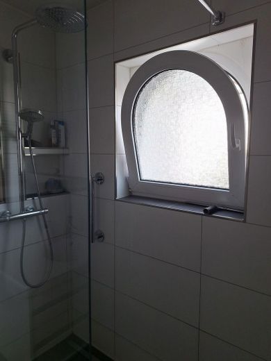 Bad-Dusche mit Fenster