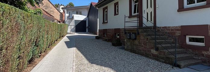 Sehr großzügige u. helle 3-Zimmer-Wohnung mit Balkon - modern renoviert mit Glasfaser – Eingang und Einfahrt Wohnhof