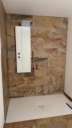 Dusche mit Schwalle