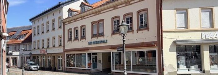 EUPORA® Immobilien: Edificio residencial/comercial bien cuidado en el casco antiguo de Kirchheimbolanden.