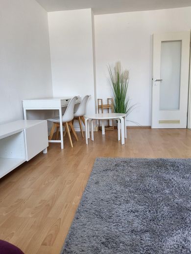 TOP Lage! Möblierte 2-Zimmer-Wohnung – Wohnzimmer 2