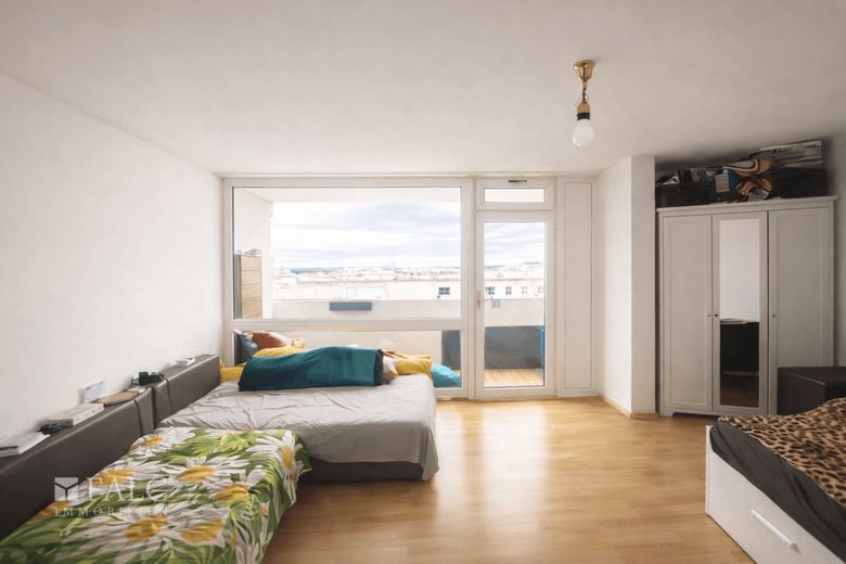 Kompaktes Apartment mit Balkon und Tiefgaragenstellplatz in München-Sendling – Wohn- und Schlafzimmer