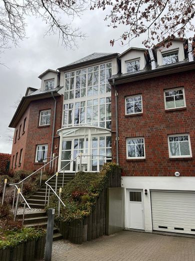 Barrierefreie 3,5-Zimmer-Wohnung in Sasel – Südwest-Balkon, Aufzug Tiefgarage, 2 TG-Plätze – Gebäudefront, Eingang