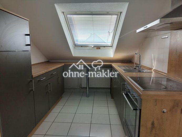 Appartement mansardé central de 3 pièces (env. 83 m²) avec climatisation et emplacement de stationnement – Photo 1