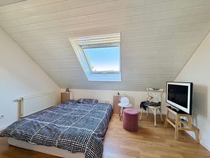 NEU: Familiengerechtes EFH, umfassend modernisiert, mit großen Garten | provisionsfrei – Büro/Gäste/Kind OG