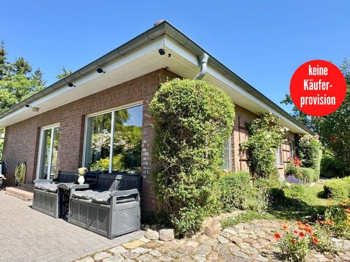 HORN IMMOBILIEN + Einfamilienhaus im Bungalowstil mit parkähnlichem Grundst. 5 km bis Neubrandenburg – Foto 1