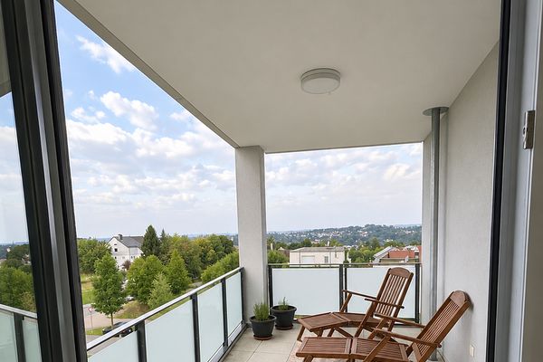 Aantrekkelijk 3,5-kamerappartement met loggia, ingerichte keuken en prachtig uitzicht