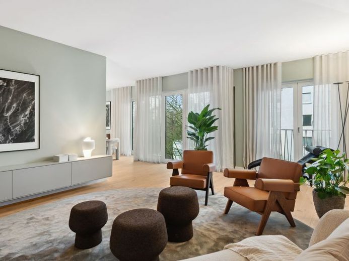 Wunderschöner Parkblick: Exklusive 4-Zimmer-Wohnung mit großzügigem Zuschnitt und zwei Balkonen – Foto 1