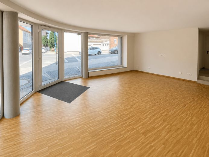 Laden mit großer Schaufensterfront, Parkett, Lagerraum – Foto 1
