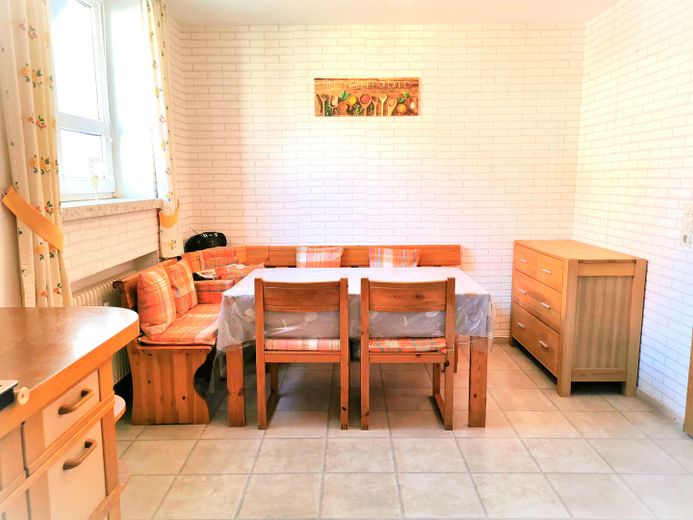 Stilvolle 3 Zimmer-Wohnung mit Balkon und EBK in der Kemptener Innenstadt. – Essplatz / Küche