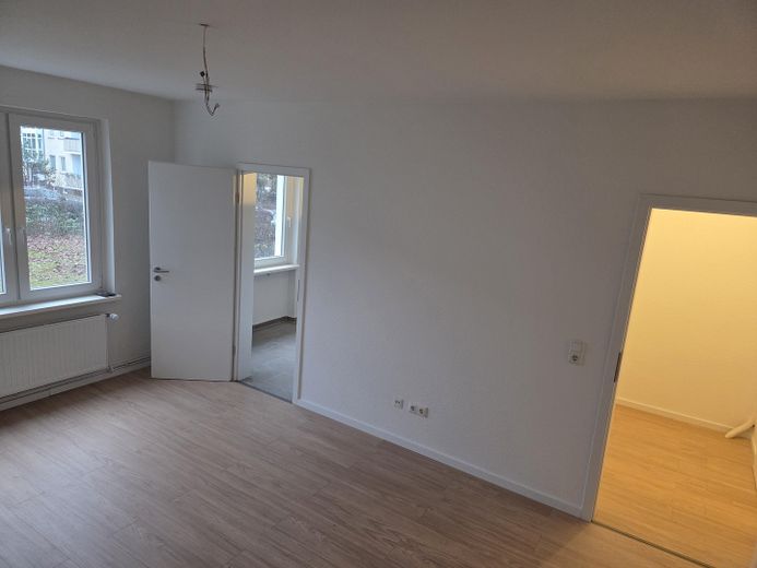 Schöne und sanierte 1-Zimmer Wohnung vollmöbliert direkt an der Uni – Wohn/Schlafbereich